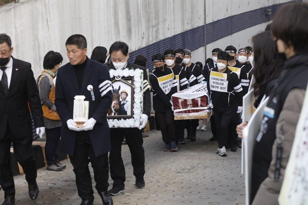 고 문중원 경마기수의 장례 발인식이 3월 9일 아침 서울대병원 장례식장에서 열렸다.