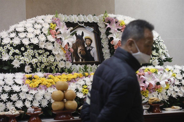 고 문중원 경마기수의 장례 발인식이 3월 9일 아침 서울대병원 장례식장에서 열렸다.
