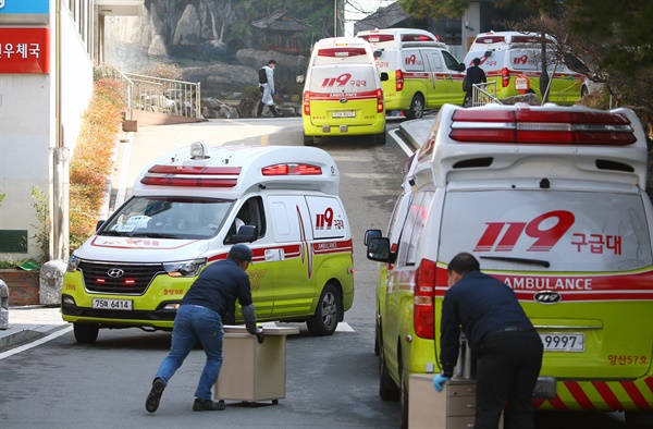 지난 8일 대구시 중구 계명대학교 대구동산병원에서 코로나19 환자를 이송하는 119 앰뷸런스가 줄지어 서 있다.