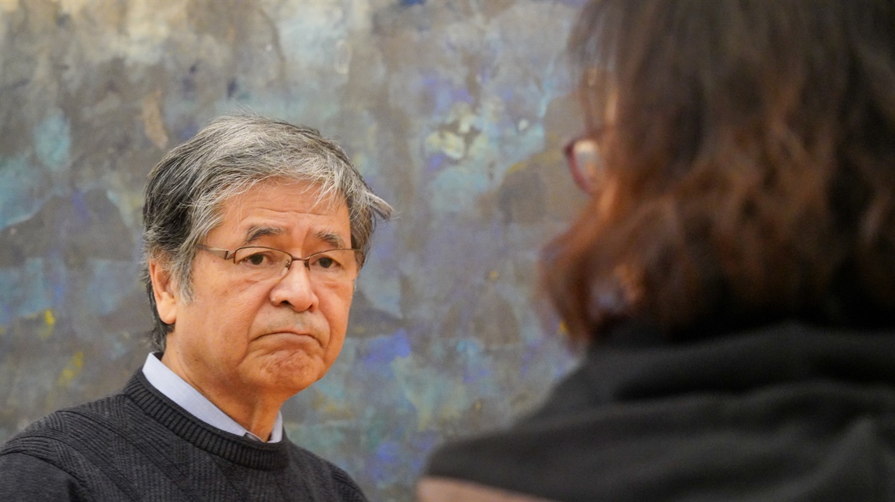 사키마미술관 관장인 사키마 미치오 선생님이 제주다크투어 활동가들에게 미술관 작품들의 의미를 설명해주셨습니다