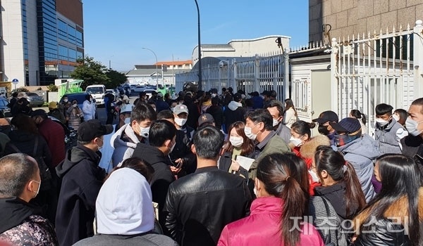 중국 출신 미등록 외국인 300여명이 지난 6일 제주시 도남동 소재 주제주 중국총영사관 앞에 몰려가 항공기 운항을 재개하라며 항의하는 모습.