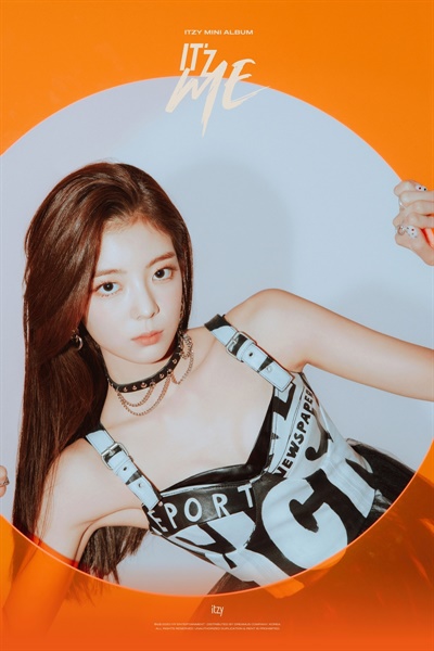 'ITZY(있지)' 리아, 귀여운 깜찍미소 8개월만에 컴백하는 ITZY(있지) 리아의 개인사진이 공식 SNS 채널을 통해 공개됐다. ITZY(있지. 예지, 리아, 류진, 채령, 유나)는 9일 오후 6시 두 번째 미니 앨범 < IT'z ME(있지 미) >와 타이틀곡 'WANNABE(워너비)'를 발표한다. 타이틀 곡 'WANNABE(워너비)'는  EDM, 하우스, 힙합 등 여러 장르의 장점을 한 곡에 담은 퓨전 그루브(Fusion Groove) 트랙으로, 다른 사람이 정해놓은 기준에 맞추기보다 나만의 색깔을 보여주겠다는 'one & only ME' 메시지를 담고 있다.