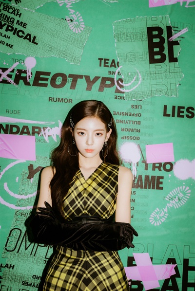 'ITZY(있지)' 리아, 귀여운 깜찍미소 8개월만에 컴백하는 ITZY(있지) 리아의 개인사진이 공식 SNS 채널을 통해 공개됐다. ITZY(있지. 예지, 리아, 류진, 채령, 유나)는 9일 오후 6시 두 번째 미니 앨범 < IT'z ME(있지 미) >와 타이틀곡 'WANNABE(워너비)'를 발표한다. 타이틀 곡 'WANNABE(워너비)'는  EDM, 하우스, 힙합 등 여러 장르의 장점을 한 곡에 담은 퓨전 그루브(Fusion Groove) 트랙으로, 다른 사람이 정해놓은 기준에 맞추기보다 나만의 색깔을 보여주겠다는 'one & only ME' 메시지를 담고 있다.