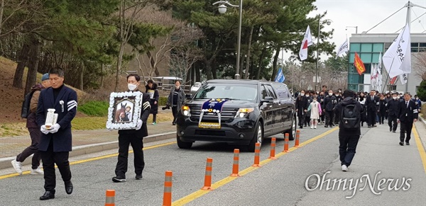  9일 오후 2시 한국마사회 부산경남경마공원에서 열기로 했던 고 문중원 기수 영결식이 중단됐다