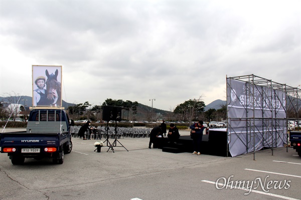 3월 9일 오후 한국마사회 부산경남경마공원 주차장에서 치러지기로 했던 고 문중원 경마기수의 영결식이 중단된 가운데, 행사장이 텅 비어 있다.