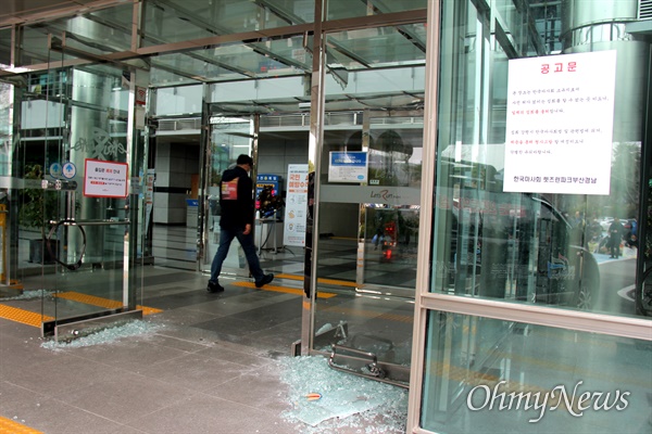 3월 9일 오후 한국마사회 부산경남경마공원 주차장에서 치러지기로 했던 고 문중원 경마기수의 영결식이 중단된 가운데, 본관 건물 현관 유리창이 깨져 있다.
