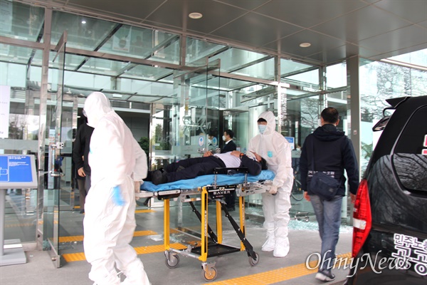 3월 9일 오후 한국마사회 부산경남경마공원 주차장에서 치러지기로 했던 고 문중원 경마기수의 영결식이 중단된 가운데, 본관 경비요원이 다쳐 119차량에 실려 병원으로 후송되었다.