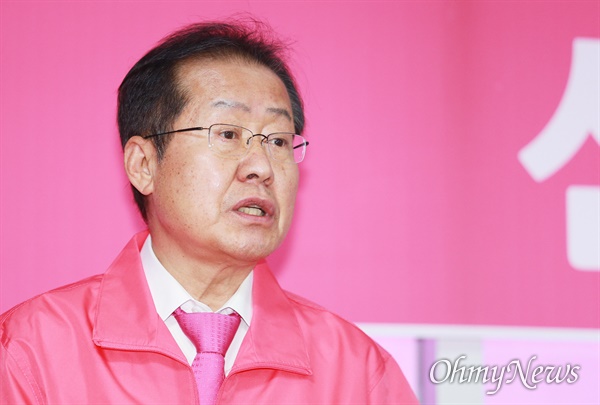 홍준표 전 자유한국당 대표가 미래통합당 공천결과에 대한 입장을 밝히는 기자회견을 9일 양산을 선거사무소에서 열고 있다.