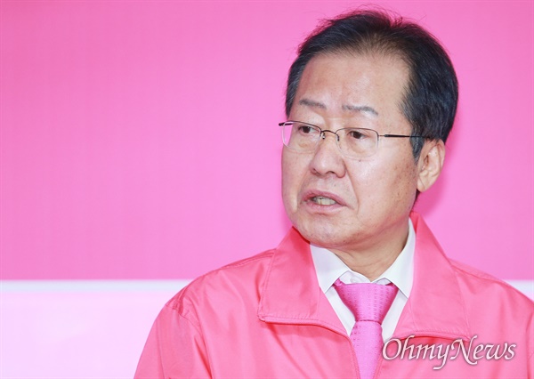 홍준표 전 자유한국당 대표가 미래통합당 공천결과에 대한 입장을 밝히는 기자회견을 9일 양산을 선거사무소에서 열고 있다.
