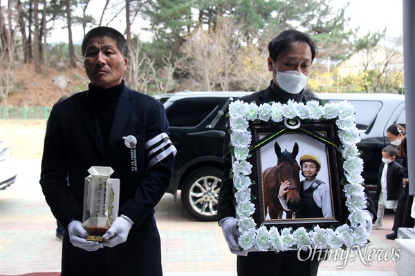  3월 9일 오후 한국마사회 부산경남경마공원 주차장에서 치러지기로 했던 고 문중원 경마기수의 영결식이 중단된 가운데, 운구행렬이 기숙사로 향하고 있다.