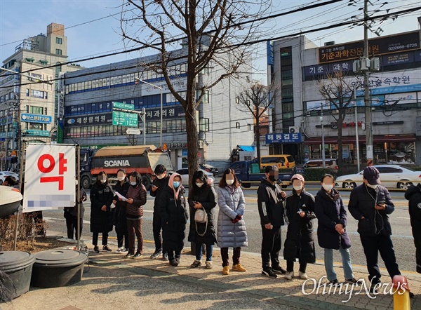 9일 오전 9시 40분 기준, 강서구에 위치한 약국 앞에 몰린 마스크 구매 행렬이다.