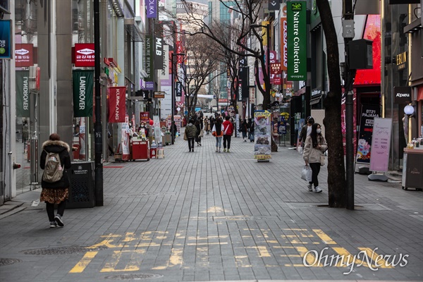 지난 2020년 3월 9일 오후 코로나19 발생 여파로 평소 관광객과 상인들로 북적이던 서울 명동거리가 한산한 모습.