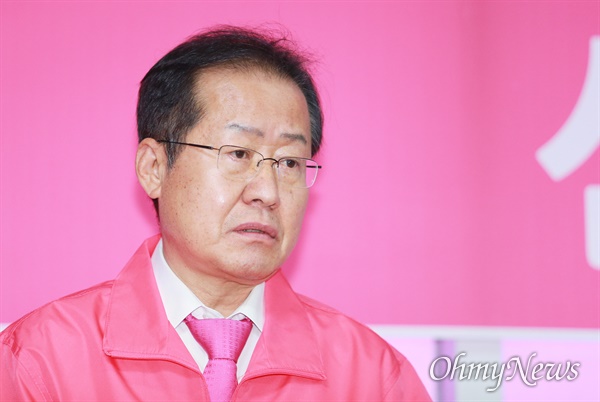 핑크색 점퍼를 입은 홍준표 전 자유한국당 대표가 미래통합당 공천결과에 대한 입장을 밝히는 기자회견을 9일 양산을 선거사무소에서 열고 있다.