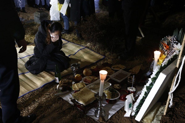 3월 9일 저녁 양산 솥발산 열사묘역에서 진행된 고 문중원 경마기수의 하관식.