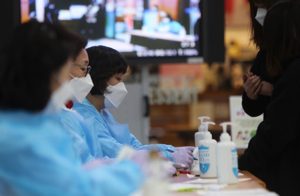 지난 9일 오후 대구시 남구 영남대학교병원에서 병원 직원들이 방문객에게 인적사항을 받고, 손 소독제를 바르도록 권유하고 있다.