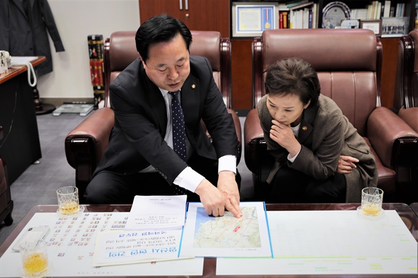 김두관 국회의원이 9일 의원실에서 김현미 국토부 장관을 만나 이야기를 나누고 있다.