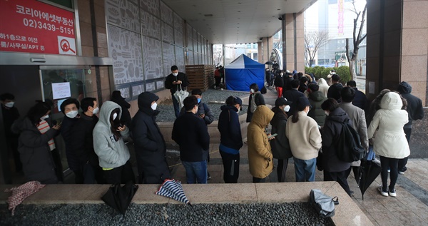 서울 구로구 신도림동 코리아빌딩 11층에 있는 콜센터에서 발생한 코로나19 집단 감염으로 직원·교육생과 그 가족 중 최소 32명이 확진됐음이 확인됐다. 이날 오전 빌딩 외부에 설치된 선별진료소 앞에 빌딩 출입자들이 코로나19(신종코로나 바이러스 감염증) 검진을 받기 위해 줄지어 서있다