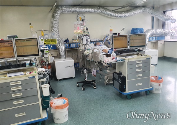 경북대병원 음압병실에서 '코로나19' 환자들이 치료받고 있는 모습.