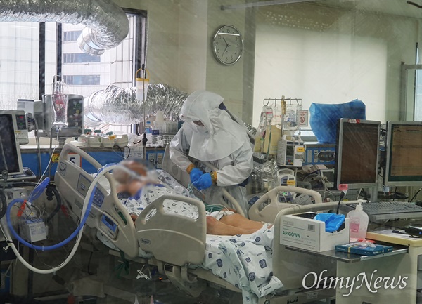 지난 3월 10일 오전 대구광역시 경북대병원 음압병실에서 '코로나19' 환자들이 치료받고 있다. 간호사들이 온몸을 보호하는 D급 방호복을 입고 환자를 돌보고 있다.