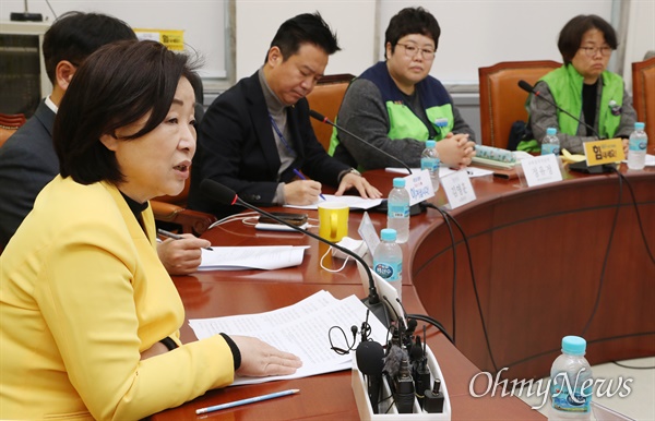 코로나 비상 민생대책회의 연 심상정 정의당 심상정 대표가 10일 오전 서울 여의도 국회에서 열린 코로나19 민생피해 비상대책회의에서 모두발언을 하고 있다. 