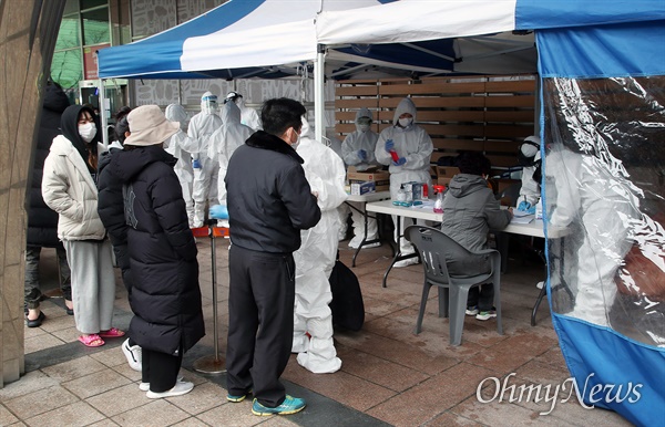  10일 오전 서울 구로구 코리아빌딩에 위치한 보험회사 콜센터에서 신종 코로나바이러스 감염증(코로나19) 집단감염이 발생하자, 구로구 보건소 관계자와 의료진이 선별진료소를 운영해 입주민들의 진료를 보고 있다.