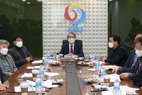  정운찬 한국야구위원회(KBO) 총재가 10일 오전 서울 강남구 야구회관에서 열린 이사회를 주재하고 있다.