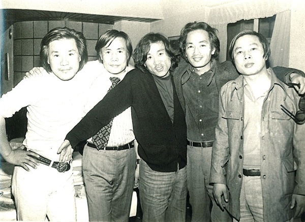  1975년 '영상시대' 회원들. 왼쪽부터 이장호 감독, 홍의봉 감독, 김호선 감독, 하길종 감독, 변인식 평론가
