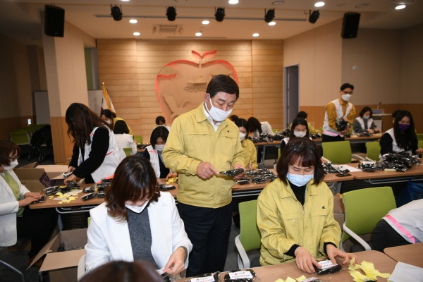 예산군은 코로나19 지역감염을 사전에 차단하기 위해 전 세대에 손소독제를 무상으로 배부하고, 취약계층인 만65세 이상 노인들에게는 면마스크를 제공하기로 했다. 사진은 황선봉 예산군수가 배부 준비 작업 중인 면마스크를 점검하는 모습.