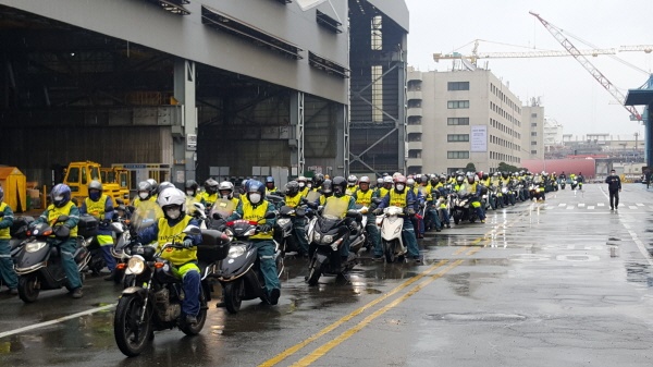현대중공업 사내하청 노동자들이 10일 낮 12시 5분 울산 현대중공 내에서 임금삭감에 항의하며 오토바이 경적시위를 하고 있다