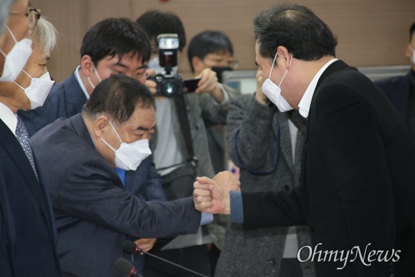  이낙연 전 국무총리가 10일 오후 대구를 방문해 중소상공인들을 만나 손등으로 인사를 하고 있다.