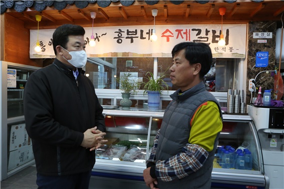 윤영석 의원이 양산지역에서 '착한 임대인 운동'에 감사를 전하며 점포를 찾아 현장의 목소리를 들었다.