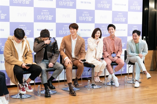 10일 오후 tvN 드라마 <슬기로운 의사생활> 제작발표회가 열렸다. 이날 현장에는 신원호 PD를 비롯해 배우 조정석, 유연석, 정경호, 김대명, 전미도가 참석했다.
