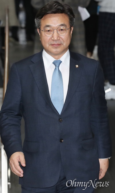 더불어민주당 윤호중 사무총장이 10일 오후 서울 여의도 국회에서 열린 비공개 의원총회에 입장하고 있다. 