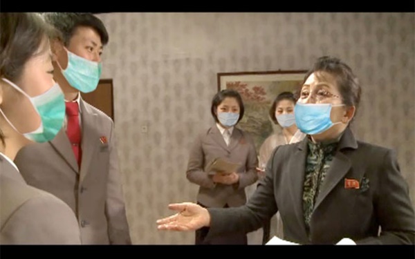 <민주조선>이 지난 2월 29일 의료용 마스크를 착용한 북한 여배우 김정화(오른쪽)가 평양연극영화대학 학생들에게 연기 지도를 하는 사진을 게재했다. 북한 전문 매체인 <NK뉴스>는 6일 북한이 포토샵으로 마스크를 어색하게 합성했다고 봤다.
