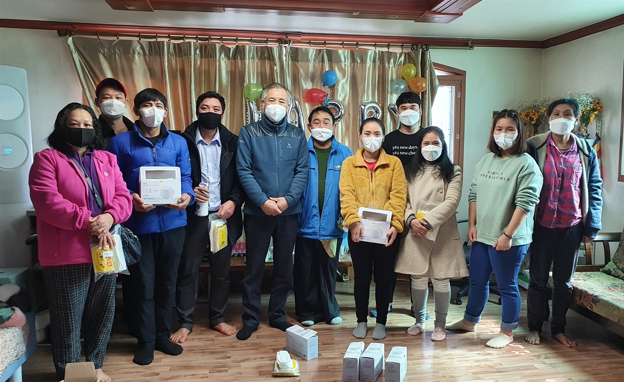 다수 외국인의 마스크 구매가 불가능해진 상황에서 NGO단체인 경기글로벌센터가 후원 받은 마스크를 외국인주민에게 나눠주고 있다.