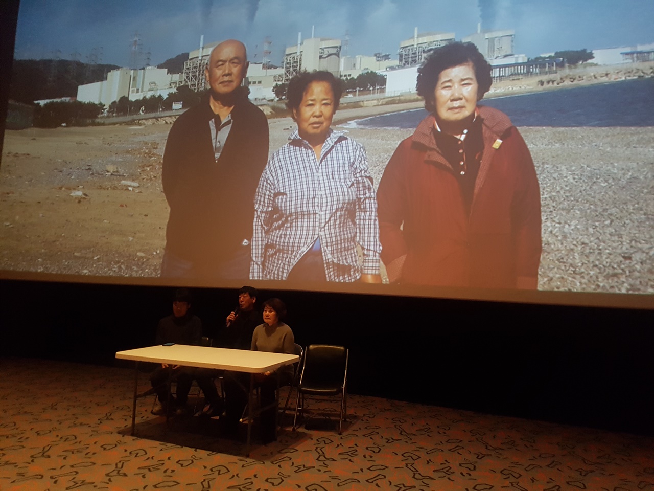 월성핵발전소 인근 주민들의 삶을 다룬 탈핵영화 '월성'시사회에 황분희님이 참석하여 이야기를 나누고 있다.