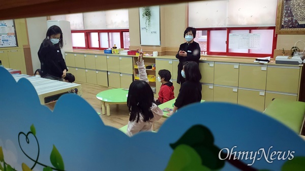 서울 남산초등학교 긴급 돌봄에 참여한 학생들 모습. 한 교실에 돌봄교사가 2명인 모습이 눈길을 끈다.