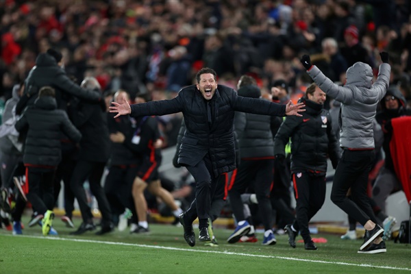  아틀레티코 마드리드 시메오네 감독이 12일(한국시간) 영국 리버풀의 안필드에서 열린 리버풀과의 2019-2020 UEFA 챔피언스리그 16강 2차전 승리 후 기뻐하고 있다.