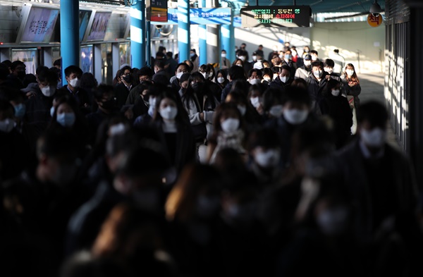 소비된 일회용 마스크들은 겨우 한두 번 사용 후 모두 길거리에 나뒹굴고 쓰레기통에 처박힌다. 사진은 12일 오전 마스크를 쓴 시민들이 서울 신도림역을 통해 출근하고 있는 모습. 
