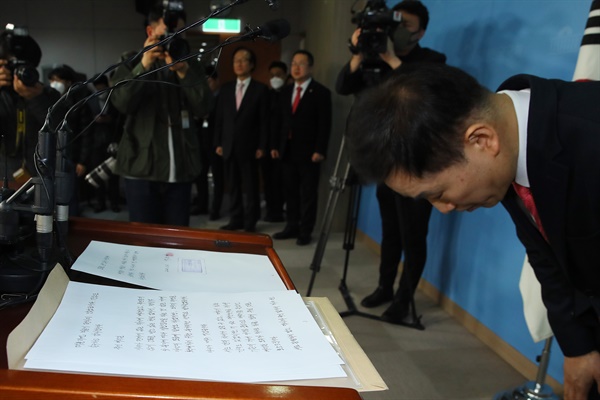 박근혜 전 대통령 변호인인 유영하 변호사가 4일 국회 정론관에서 박 전 대통령의 자필 편지를 공개한 뒤 인사하고 있다. 