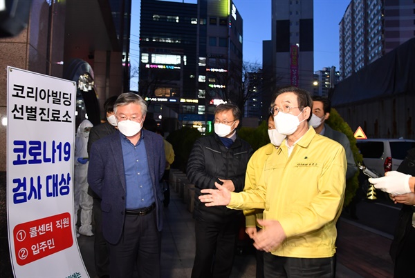 11일 박원순 서울시장이 코로나19 집단 감염이 발생한 구로구 코리아빌딩을 찾아 현장 대응상황을 점검하고 있다.