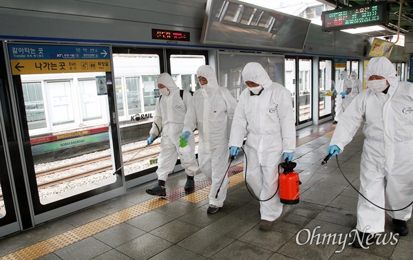 세계보건기구(WHO)가 신종 코로나바이러스 감염증(코로나19)에 대해 펜데믹(세계적 대유행)을 선언한 3월 12일 오후 서울 구로역에서 한국철도공사 소속 환경미화원들이 코로나19 예방 조치로 방역 작업을 하고 있다.