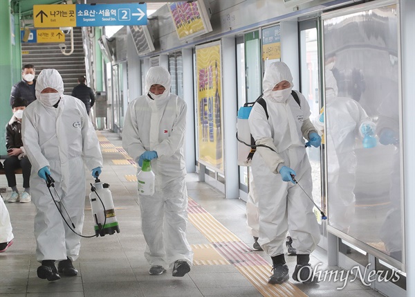 세계보건기구(WHO)가 신종 코로나바이러스 감염증(코로나19)에 대해 펜데믹(세계적 대유행)을 선언한 12일 오후 서울 구로역에서 한국철도공사 소속 환경미화원들이 코로나19 예방 조치로 방역 작업을 하고 있다.