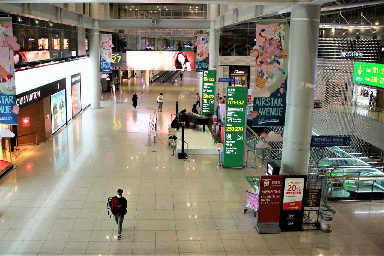 10일 밤 인천국제공항 제1여객터미널 면세구역이 텅 비어있다.