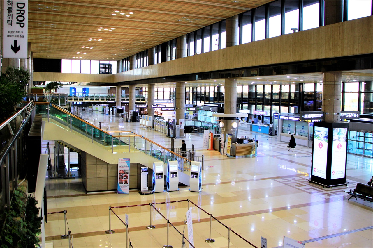 1개 노선을 제외한 모든 항공편의 운항이 중단된 김포국제공항 국제선 터미널.