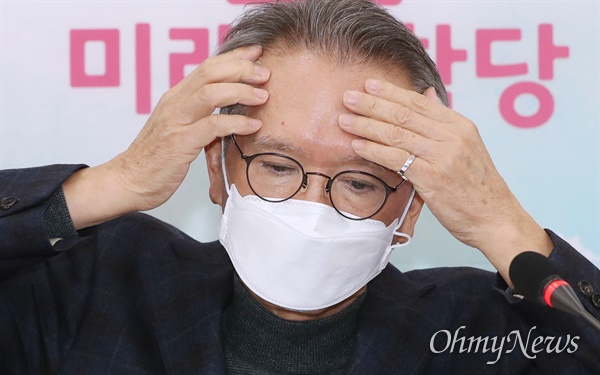 미래통합당 김형오 공천관리위원장이 12일 오후 서울 여의도 국회에서 브리핑을 하기 앞서 머리를 만지고 있다. 미래통합당 공천관리위원회는 이날 인천 연수을, 대구 달서갑 지역을 경선으로 변경했다. 이날 오전 당 최고위원회의가 요구한 6개 재심의 지역 중 2곳을 수용한 것이다. 