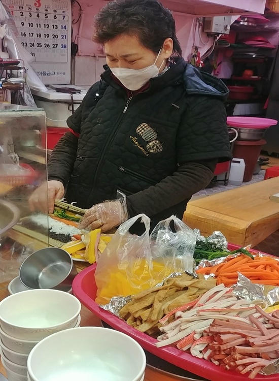 여수 서시장의 김밥집 안명순씨는 김밥집을 연지 34년째인데 올해가 가장 힘들다고 말한다.
