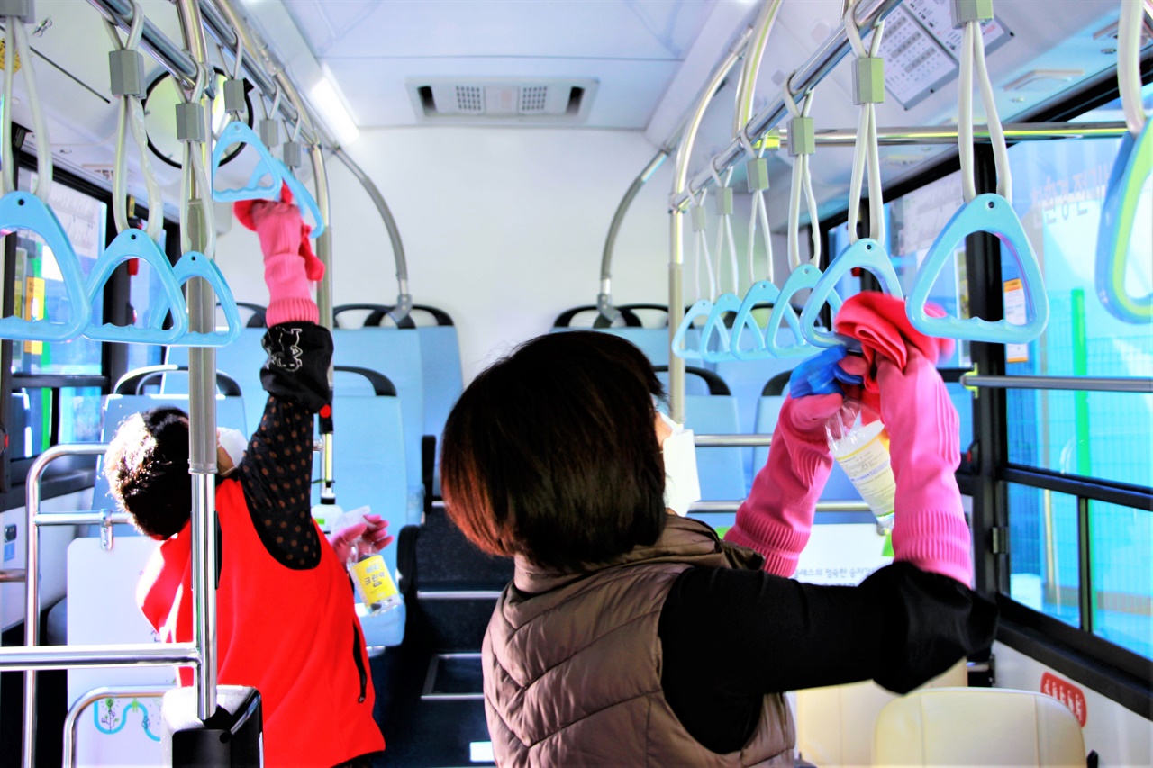 11일 도원교통 정릉동 차고지에서 미화원들이 버스 곳곳을 살균소독하고 있다.