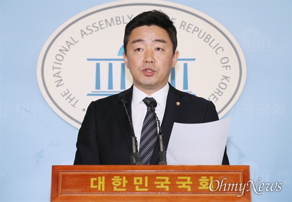 더불어민주당 강훈식 수석대변인이 13일 오전 서울 여의도 국회 정론관에서 민주·진보·개혁진영 비례대표용 연합정당 참여 여부 전당원 투표결과를 발표하고 있다. 더불어민주당은 전당원투표 결과 78만9천868명 중 24만1천559명이 참여해 74.1%(17만9천96명)가 찬성했고 25.9%(6만2천463명)가 반대했다고 밝혔다.