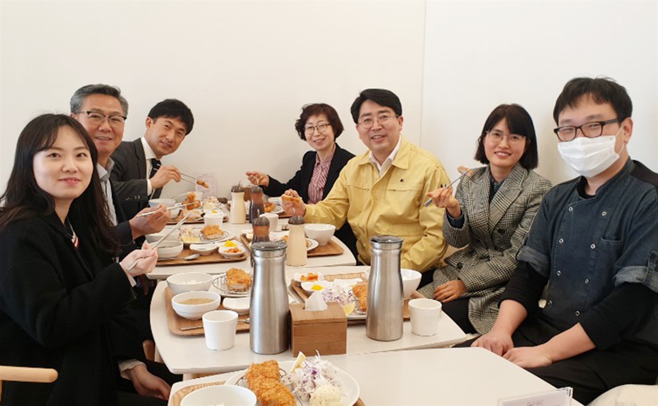  맹정호 서산시장과 직원들이 확진자가 다녀간 식당에서 식사를 하고 있다.